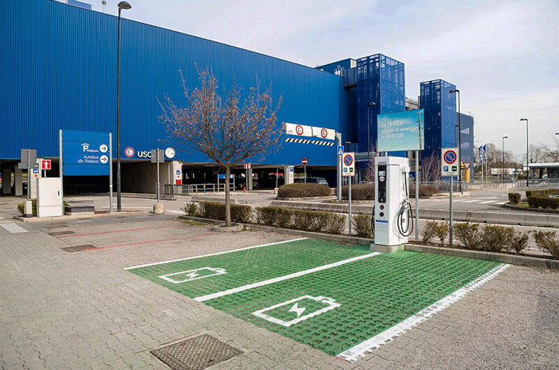 stazione di ricarica nel parcheggio di Ikea a Pdova