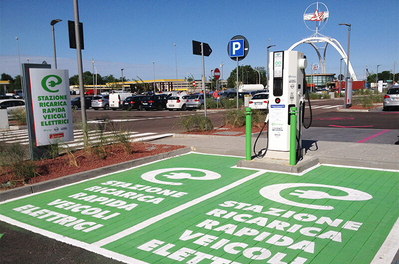 stazione di ricarica nel parcheggio di Autogrill